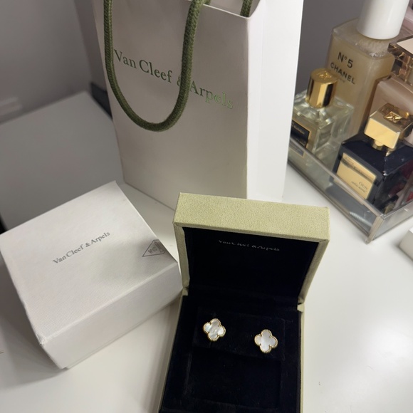 Vintage Alhambra earrings 18K yellow gold Mother-of-pearl Pair of Van Cleef - Picture 3 of 5